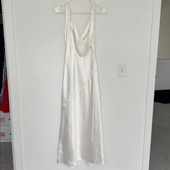 Amazon Elegant White Satin Backless Gown - Size XS - Picture 6 of 9